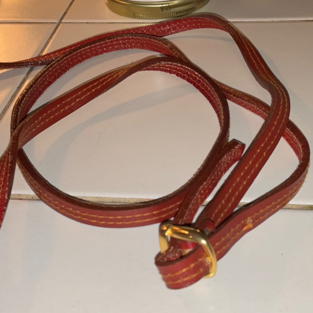 Red Crossbody Bag with Classic Leather Craftsmanship - Picture 3 of 4